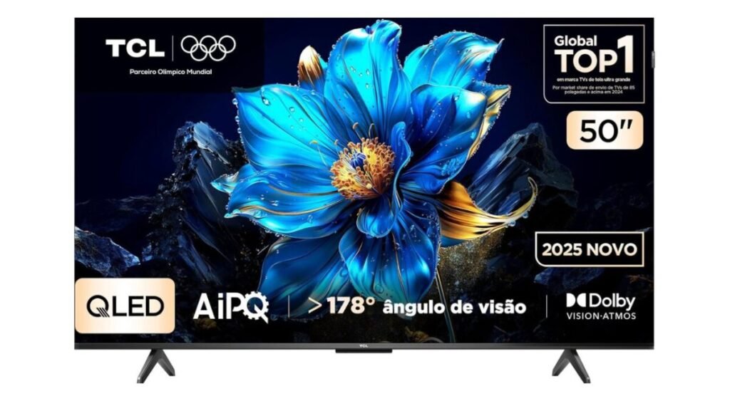 Smart TV TCL 50” QLED 4K P7K – Review Completo. 3 Imagem da Smart TV TCL 50” QLED 4K P7K mostrando a tela com uma flor azul vibrante, destacando tecnologia QLED, AiPQ, Dolby Vision e Dolby Atmos, com suporte de pés na base.